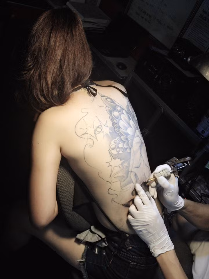 Mới đây, cô nàng đã xăm hình "cô gái thiên thần" ở kín lưng gây ấn tượng rất mạnh với cư dân mạng. Bởi cô gái này đã dám hy sinh cả tấm lưng nõn nà của mình để có một hình xăm.