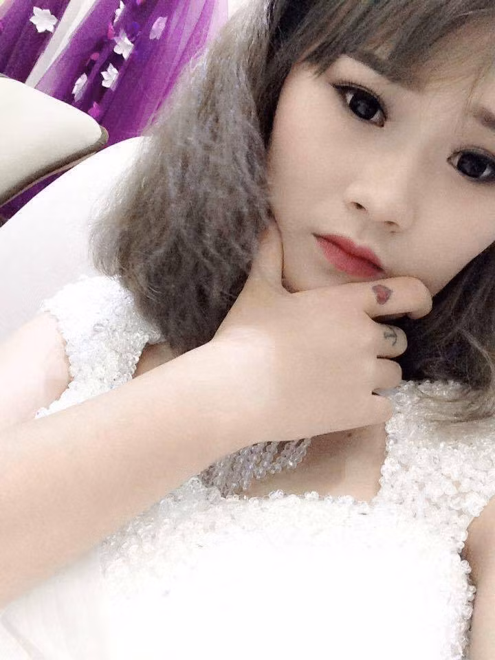 Diệp Anh's tên thật là Nguyễn Thị Ngọc Diệp sinh năm 1997 hiện đang sinh sống và làm việc tại Hà Giang. Cô hot girl 9X này gây ấn tượng cho dân mạng bởi 9 hình xăm lớn nhỏ trên cơ thể mình. Nhưng ấn tượng nhất đó là hình xăm cỡ lớn ở sau lưng của cô.