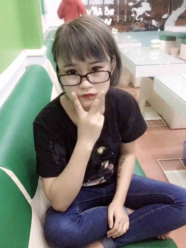 Mới đây, hot girl 9X Hà Giang có nickname là Diệp Anh's đã trở nên rất ấn tượng với cư dân mạng khi liên tục khoe những hình xăm khủng trên cơ thể mình. Đặc biệt là hình xăm thiên thần rất "khủng" chiếm hết phần lưng nõn nà.