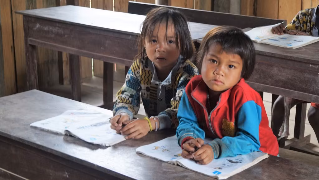 “Dân trí người dân trong bản thấp, số dân lại ít, họ lấy lẫn anh em họ hàng của mình. Hôn nhân cận huyết là một trong những nguyên nhân chính khiến trẻ em sinh ra mang những khiếm khuyết cơ thể”, thầy Nguyễn Ngọc Phương - phó hiệu trưởng trường tiểu học số 2 Thượng Trạch - cho biết.