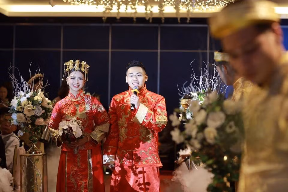 Clip được chia sẻ trên Facebook với dòng caption: "Quá Tầm cỡ ! Đám ăn hỏi ở Quang Trung, Hà Đông (Hà Nội). Chú rể sinh năm 1996. Có dàn siêu xe hộ tống, cô dâu chú rể tung tiền quanh phố. Đi qua mải hóng mà suýt lao vào ô tô. Chị em nào muốn Cưới chồng kiểu này không?"