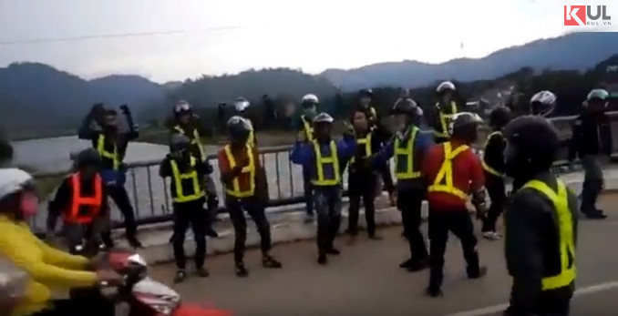 Thay vì đứng ngay ngắn trên bậc vỉa hè, nhóm phượt thủ này thậm chí còn tràn xuống lòng đường, nơi người dân đang lưu thông qua lại tại khu vực này để nhảy múa.