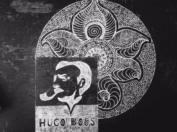 Chỉ vài giờ được đăng tải trên mạng xã hội, những bức tranh vẽ ngay trên bàn học của Bùi Văn Tấn đã nhận được 5.000 lượt like (thích), hàng nghìn lượt chia sẻ, bình luận.