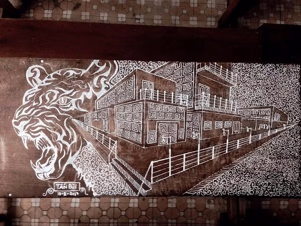 Chia sẻ trên trang cá nhân về những tuyệt tác "vẽ bậy" lên bàn học của mình, chàng tân sinh viên ĐH Duy Tân cho biết: "Chiếc bàn trong ảnh được mình vẽ từ hồi cấp 3. Để hoàn thành được tác phẩm này, Tấn đã cố gắng vẽ trong mỗi giờ ra chơi của buổi học hôm đó.