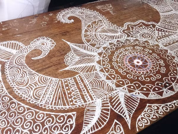 Chàng nam sinh Đà Nẵng được nhiều người ngưỡng mộ bằng những tác phẩm bằng bút ngay trên bàn học là Bùi Văn Tấn (19 tuổi, sinh viên ĐH Duy Tân).