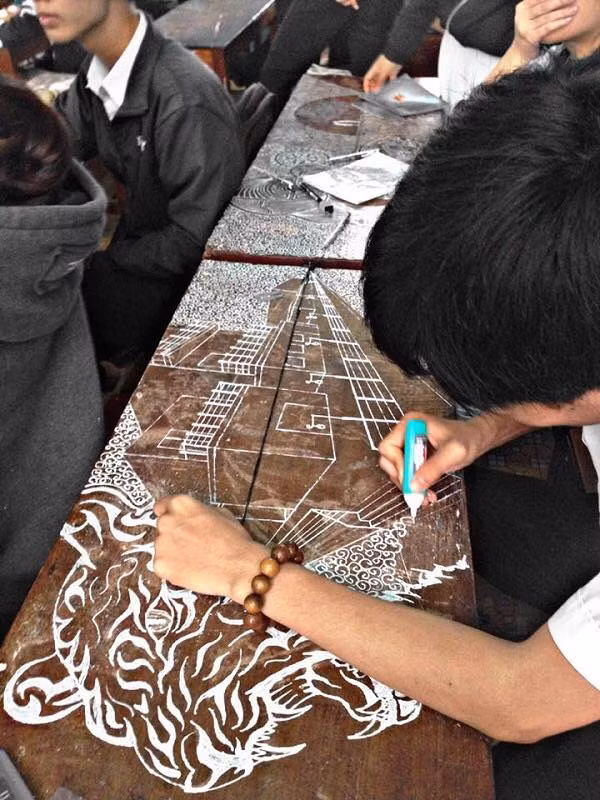 Điều bất ngờ hơn là trước khi cho ra đời những bức vẽ này, Văn Tấn chưa trải qua một trường lớp nào. Cậu bạn tự nhận thấy mình có năng khiếu hội họa từ năm học lớp 4.