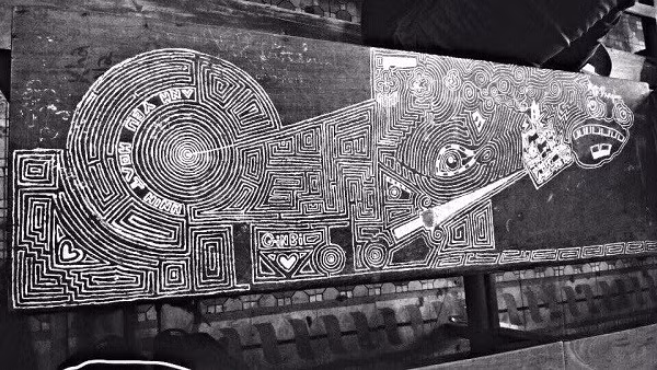 Thể loại mà Văn Tấn lựa chọn để vẽ lên bàn là Doodle art - vẽ họa tiết ngoằn ngoèo. Hiểu nôm na có nghĩa là từ những họa tiết ngoằn ngoèo đó nhưng khi thành một tổng thể thì lại là một tác phẩm nghệ thuật.