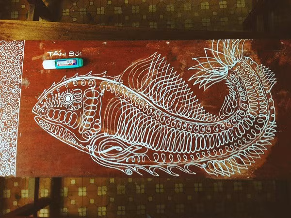 Như đã biết, chỉ với vài cây bút xóa chàng trai 19 tuổi đã tạo ra không ít những kiệt tác "vẽ bậy" từ hoa văn đối xứng, 3D lồng ghép, Văn Tấn đã biến chiếc bàn gỗ cũ kĩ trở nên đáng giá hơn rất nhiều.