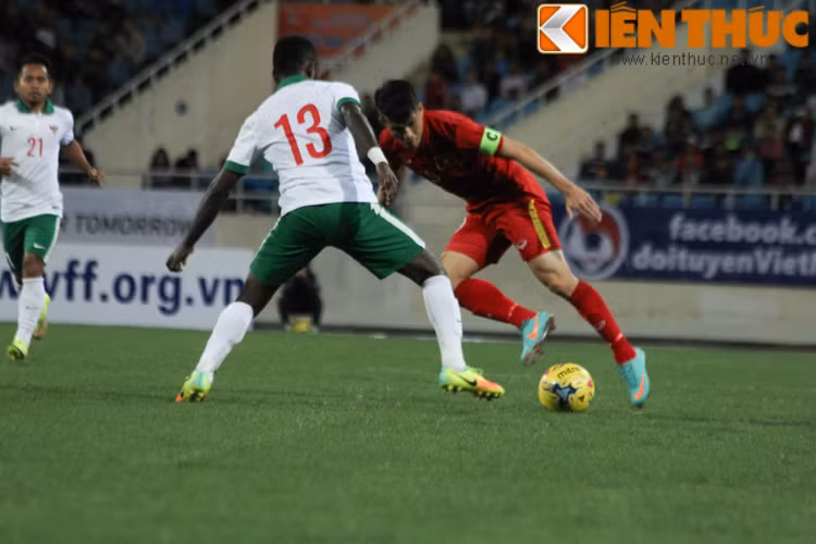 Những bàn tấn công truyền thống của ĐT Việt Nam vẫn được các cầu thủ liên tục duy trì đó là đưa bóng vào khu vực giữa sân để cầu thủ có khả năng truyền xa tốt là Xuân Trường phân phối bóng sang cánh cho những chân chạy như Văn Toàn hay Văn Thanh.