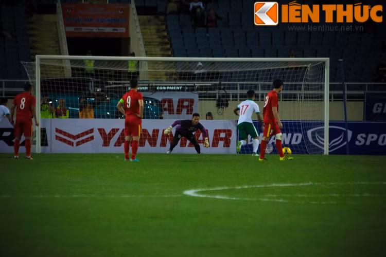 Bước vào hiệp hai, ĐT Việt Nam có hàng loạt sự thay đổi người trong đó có tuyến hậu vệ với sự góp mặt của Quế Ngọc Hải. Vào sân chưa đóng góp được gì, trung vệ xứ Nghệ là người dẫn đến pha tình huống 11m khi để bóng chạm tay trong vòng cấm những phút đầu hiệp hai.