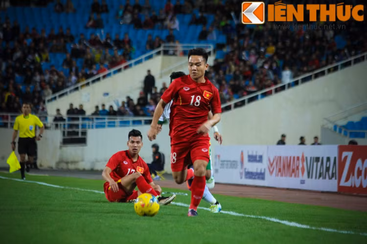 Bước vào trận đấu ĐT Việt Nam là những người nhập cuộc tốt hơn khi liên tục đưa ra được những tình huống tấn công về phía khung thành của đội khách đến từ xứ Vạn Đảo.