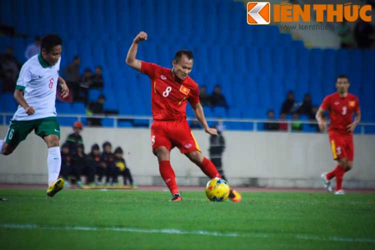 Bên cạnh bài đưa bóng ra biên, ĐT Việt Nam còn liên tục sử dụng những tình huống sút xa do Trọng Hoàng hay Đinh Thanh Trung thực hiện.