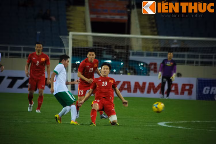 Sau khi có bàn thắng gỡ hòa, các cầu thủ Việt Nam có tâm lý tốt và liên tục gây áp lực lên phần sân của Indonesia.