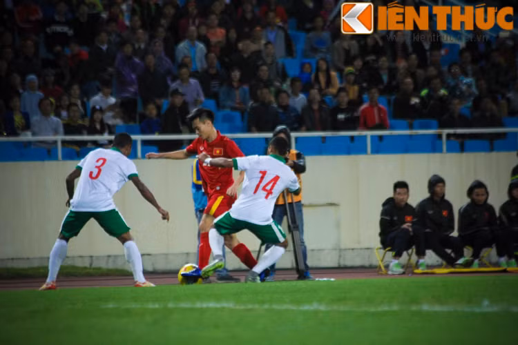 Sau bàn thua, các cầu thủ Việt Nam như bừng tỉnh, họ tiếp tục thực hiện những đường đan lát bóng nhỏ khéo léo khiến hàng phòng ngự Indonesia gặp lúng túng và phạm lỗi ngoài vòng cấm.