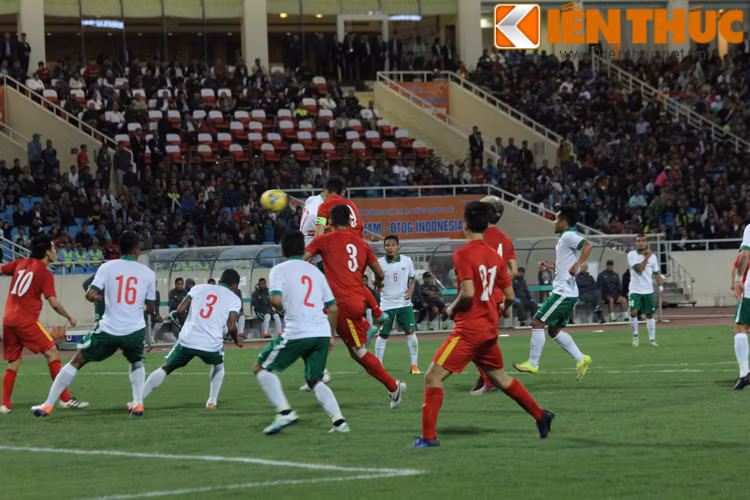 Tuy chơi bóng nhỏ nhưng bàn thắng gỡ hòa lại đến với ĐT Việt Nam bằng một tình huống cố định. Phút 38', từ tình huống treo bóng của Xuân Trường, đội trưởng Công Vinh bật cao đánh đầu hạ gục thủ thành đối phương đẹp mặt. Kết thúc hiệp một tỷ số của trận đấu là 1-1.