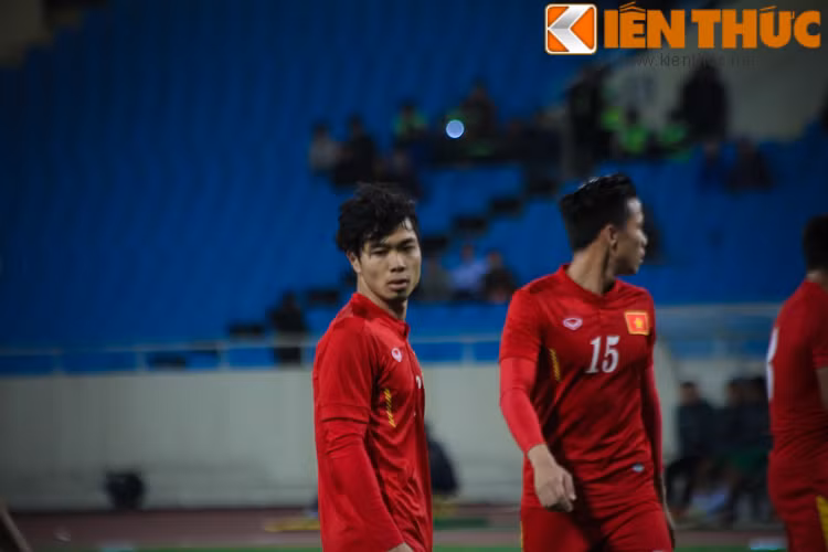 Công Phượng được tung vào sân phút thứ 70' và ít phút sau, xuất phát từ tình huống căng ngang của đồng đội, cầu thủ được nhiều người chú ý này đã có pha chạm bóng tinh tế ghi bàn gỡ hòa cho ĐT Việt Nam.