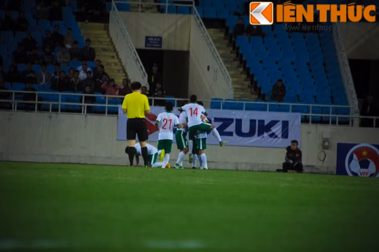 Tấn công nhiều mà không ghi được bàn thắng, ĐT Việt Nam bất ngờ nhận gáo nước lạnh. Từ tình huống cắt bóng hụt của Tiến Thành, các cầu thủ Indonesia có pha cướp bóng và dứt điểm hạ gục thủ thành Nguyên Mạnh mở tỷ số trận đấu.