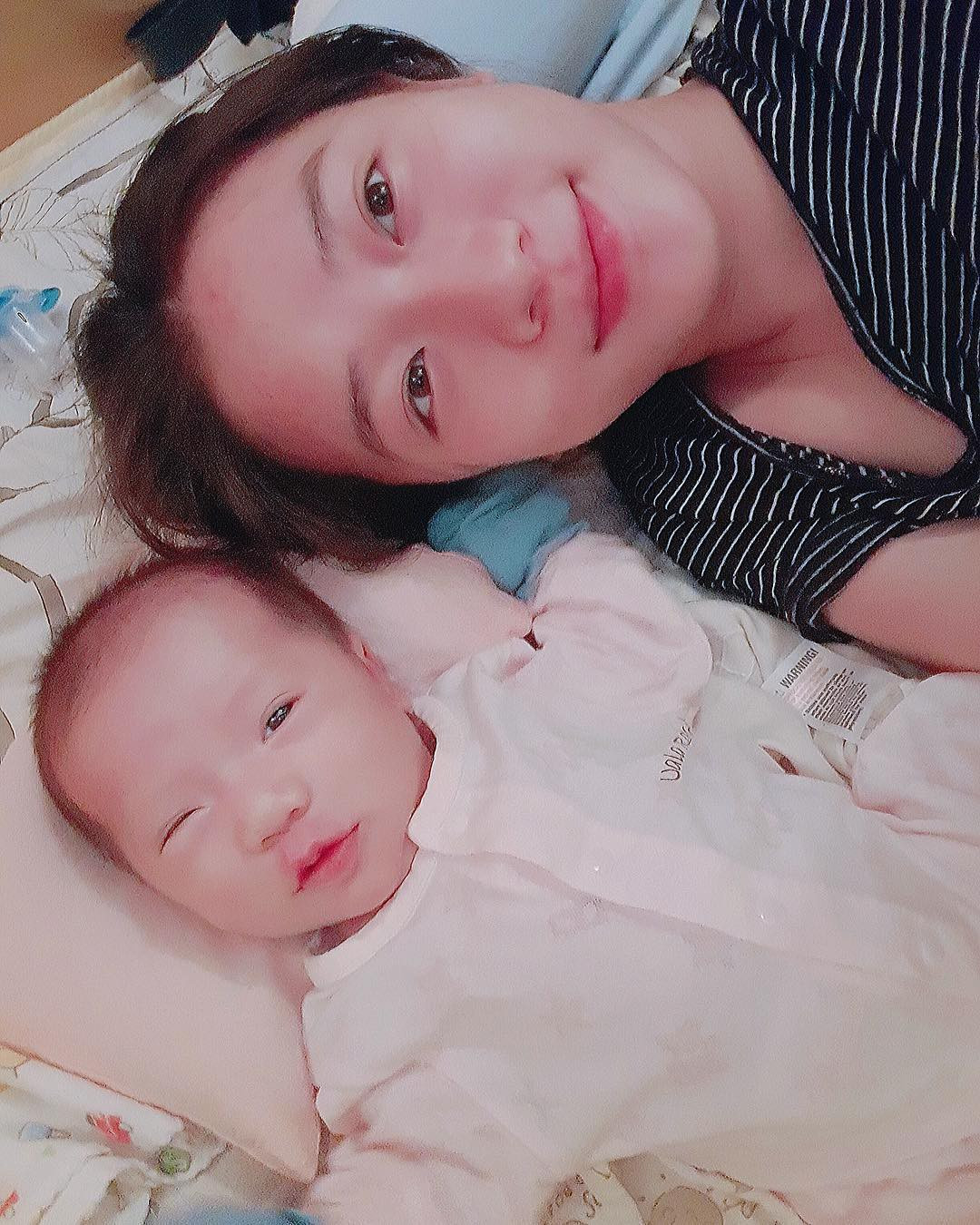 Ngày 10/10, cộng đồng mạng như nổ tung vì cuối cùng câu hỏi "Bao giờ hot girl 9X Trâm Anh đẻ?" cũng đã được giải đáp.