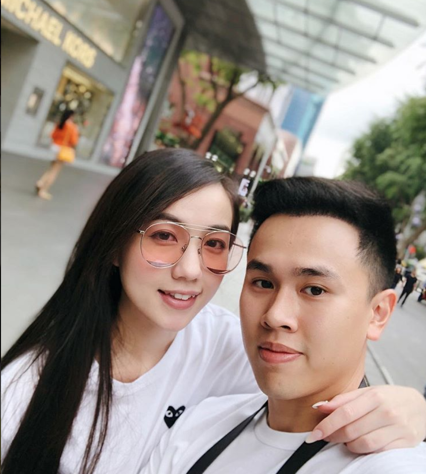 Không gian diễn ra màn cầu hôn của Mie Nguyễn và Dũng Anh được trang trí với tông hồng - trắng tạo ấn tượng trang nhã, ngọt ngào. Trong khoảnh khắc đáng nhớ, chàng trai diện veston lịch lãm đã quỳ gối dâng lên Mie chiếc nhẫn cầu hôn và câu hỏi chân tình đầy xúc động.