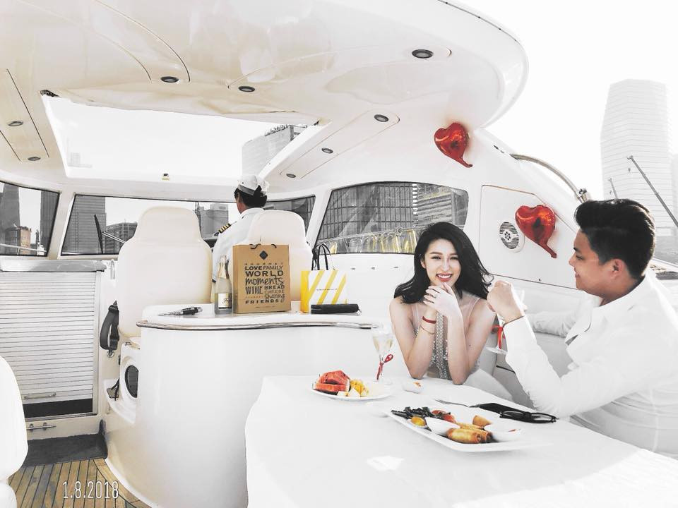 Vân Navy là hotgirl tiếp theo gia nhập hội những người theo chồng bỏ cuộc chơi trong năm 2018. Vào tháng 8 vừa qua, rất nhiều người đã vui mừng khi hotgirl này thông báo sẽ lên xe hoa cùng bạn trai đã quen biết và hẹn hò được 1 năm.