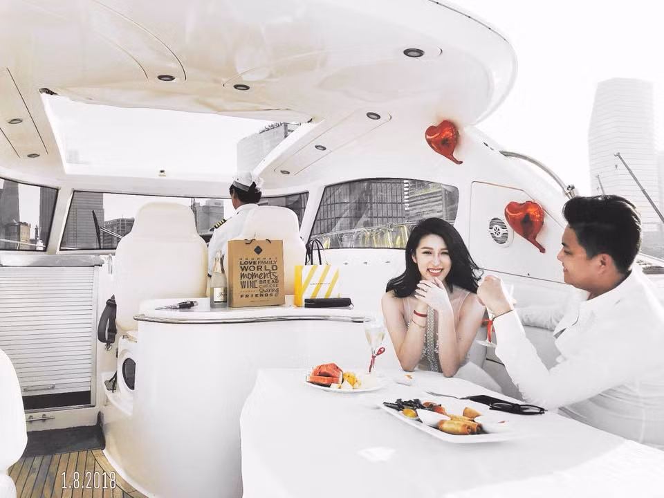 Vân Navy là hotgirl tiếp theo gia nhập hội những người theo chồng bỏ cuộc chơi trong năm 2018. Vào tháng 8 vừa qua, rất nhiều người đã vui mừng khi hotgirl này thông báo sẽ lên xe hoa cùng bạn trai đã quen biết và hẹn hò được 1 năm.