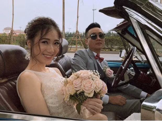 Vào cuối tháng 3/ 2018, JustaTee đã bất ngờ tổ chức lễ ăn hỏi với hot girl Trâm Anh sau 5 năm hẹn hò. Tuy ít khi chia sẻ về chuyện tình cảm trên MXH nhưng cặp đôi này vẫn được giới trẻ rất quan tâm, yêu quý bởi sự đẹp đôi và đáng yêu của mình.