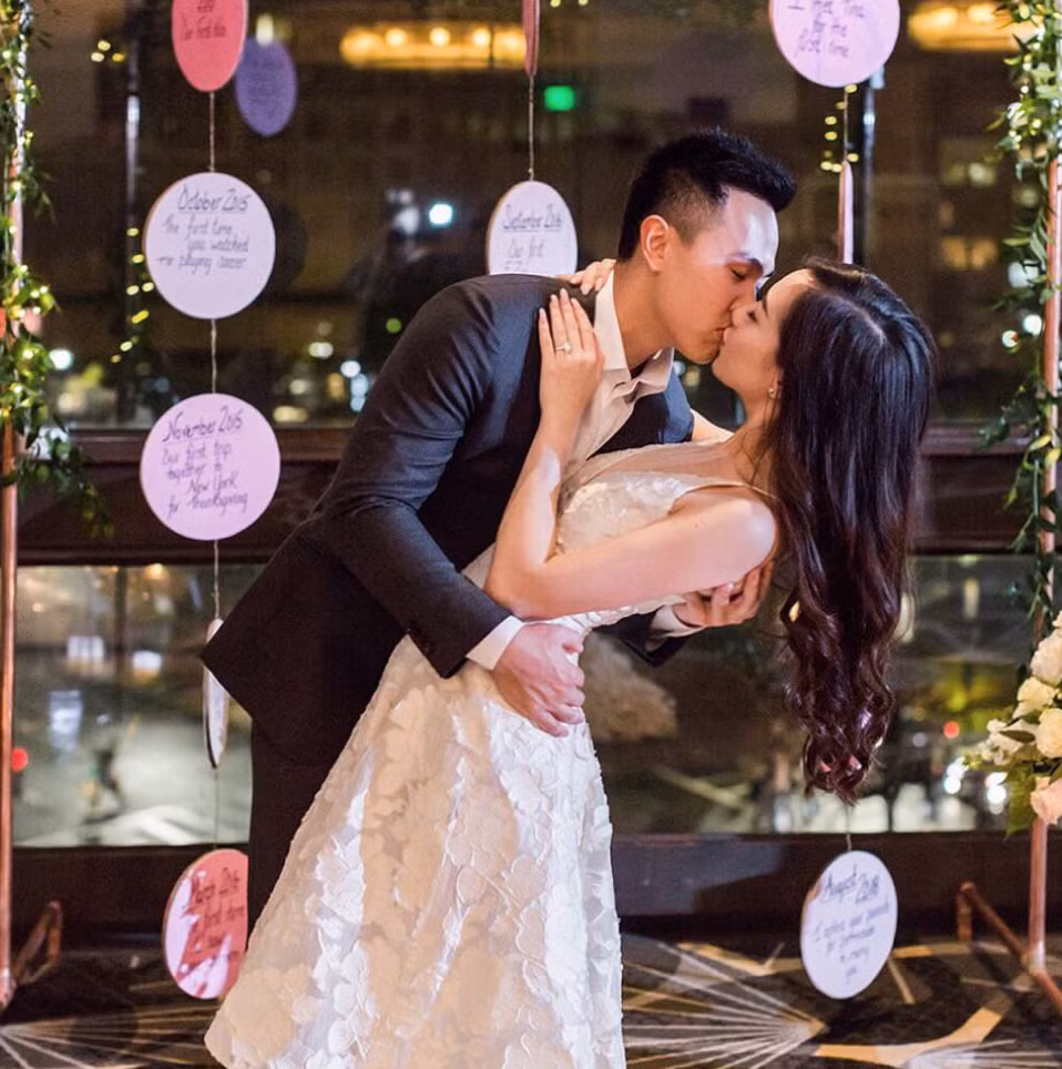 Vào tối ngày 25/9, hot girl Mie Nguyễn đã chính thức nhận lời cầu hôn của Dũng Anh - người bạn trai đã bên cô nàng suốt 3 năm qua. Suốt quãng thời gian hẹn hò, Mie Nguyễn không hề công khai danh tính cũng như chân dung của người yêu.