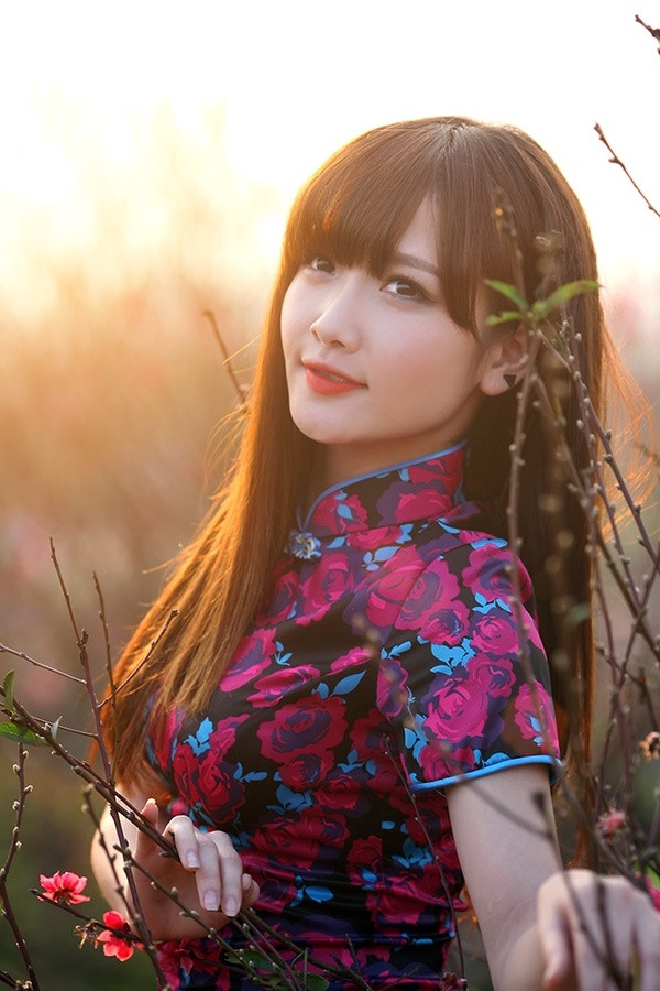 Bằng chứng được đưa ra xác thực nhất chính là khi đối chiếu với khung cảnh xung quanh trong phòng trước đó của Hường Hana, mọi người đều nhận thấy những nét tương đồng từ rèm cửa, vật dụng…