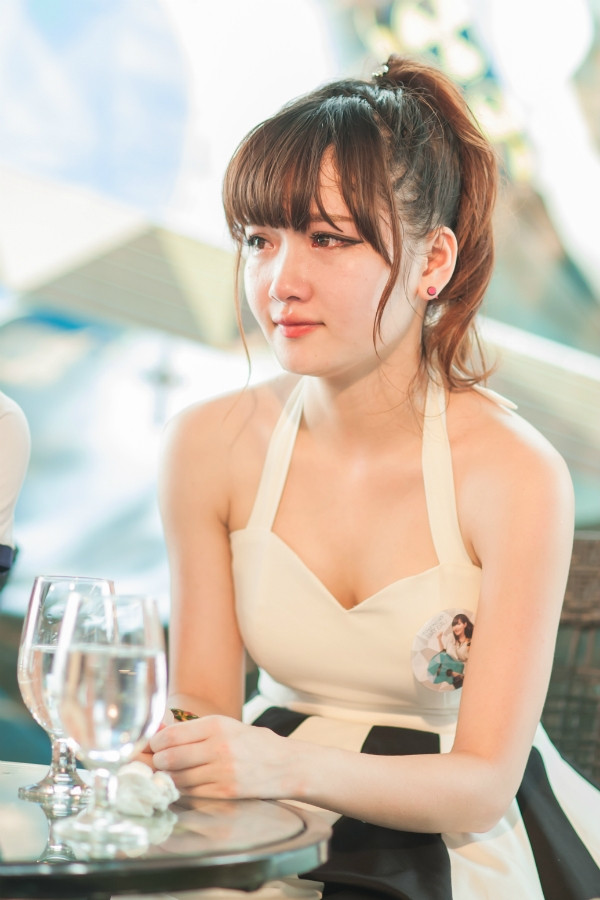 Đầu năm 2016, CĐM dậy sóng với loạt clip nhạy cảm được cho là của hot girl Hường Hana (Nguyễn Thúy Hường, sinh năm 1994, Hà Nội) bị đăng tải tràn ngập MXH.