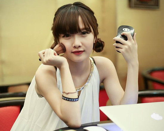 Theo đó, trên các diễn đàn giải trí, dân mạng đồng loạt lan truyền loạt ảnh nóng với nhiều tư thế được cắt ra từ clip của một cô gái trước màn hình webcam. Đối với các bạn trẻ, họ tinh ý nhận ra rằng, nhân vật chính trong clip không ai khác chính là Hường Hana.