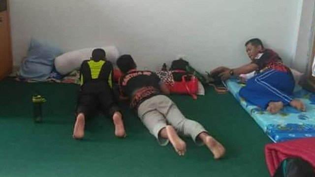  Trước khai mạc ASIAD 2018, 17 VĐV bắn súng của Indonesia phải ngủ ở sàn: Theo giới truyền thông xứ sở vạn đảo, có 17 VĐV bắn súng của Indonesia buộc phải ngủ ở Khu liên hợp Thể thao Jakabaring (JSCC), Palembang, Nam Sumatra vì họ không nhận được ngân sách cho việc lưu trú. Ủy ban Olympic Indonesia (IOA) yêu cầu lãnh đạo bộ môn này khắc phục vấn đề một cách nhanh chóng.