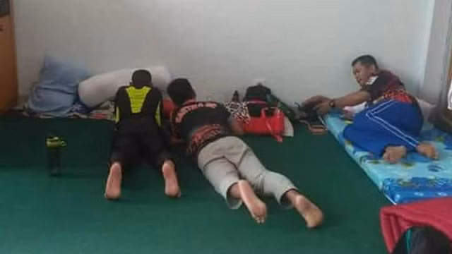  Trước khai mạc ASIAD 2018, 17 VĐV bắn súng của Indonesia phải ngủ ở sàn: Theo giới truyền thông xứ sở vạn đảo, có 17 VĐV bắn súng của Indonesia buộc phải ngủ ở Khu liên hợp Thể thao Jakabaring (JSCC), Palembang, Nam Sumatra vì họ không nhận được ngân sách cho việc lưu trú. Ủy ban Olympic Indonesia (IOA) yêu cầu lãnh đạo bộ môn này khắc phục vấn đề một cách nhanh chóng.