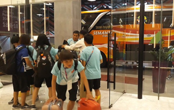  Làng VĐV hết chỗ, đội tuyển nữ bóng đá nữ Việt Nam phải chuyển nơi ở: Đội tuyển nữ Việt Nam đã phải chuyển chỗ ở tại Palembang vào chiều tối nay (17/8), trước ngày ra quân gặp đội tuyển nữ Thái Lan 2 ngày vì lý do làng ASIAD 18 hết phòng.