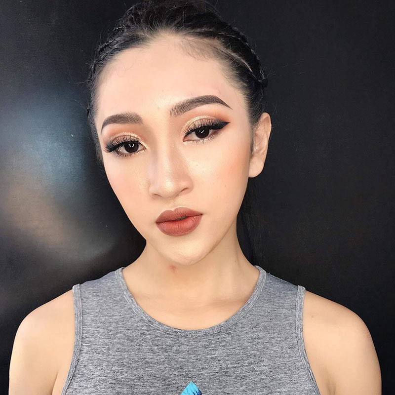 Chia sẻ về mình, Nguyệt Ngân cho biết: "Ban đầu, mình tự tập một số bài cơ bản và ăn theo chế độ kiêng dầu mỡ. Sau này, có một người hàng xóm rủ đi tập gym. Sáng nào cũng tập từ 5h đến 7h. Vừa tập vừa vận dụng các bài học đọc được trên mạng. Sau 2 tháng, mình giảm được 8kg, phần cơ ở tay và chân cũng nổi lên nho nhỏ. Mình muốn nó to hơn, đẹp hơn nên quyết định tập cơ bắp luôn từ lúc đó".