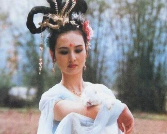 Khâu Bội Ninh ghi dấu ấn với vai Hằng Nga trong bộ phim truyền hình kinh điển Tây du ký 1986. Hiện giờ, bà là chủ tịch một tập đoàn lớn và sở hữu khối tài sản kếch xù. Không chỉ thành đạt, Khâu Bội Ninh còn được công chúng khen ngợi về lối sống cao đẹp khi xây dựng 105 trường tiểu học cho trẻ em nghèo.