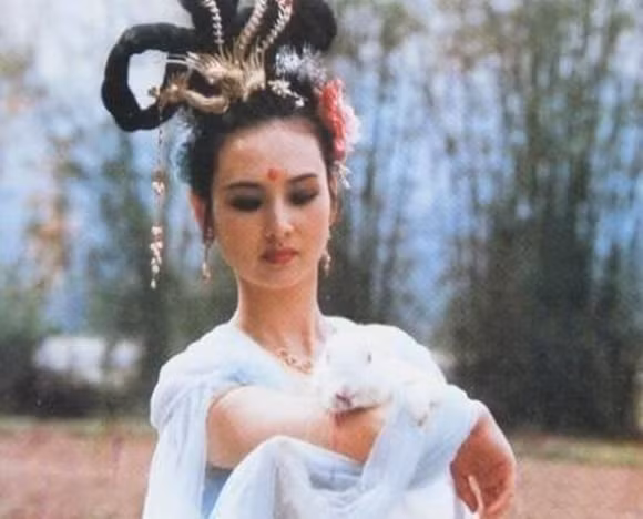 Khâu Bội Ninh ghi dấu ấn với vai Hằng Nga trong bộ phim truyền hình kinh điển Tây du ký 1986. Hiện giờ, bà là chủ tịch một tập đoàn lớn và sở hữu khối tài sản kếch xù. Không chỉ thành đạt, Khâu Bội Ninh còn được công chúng khen ngợi về lối sống cao đẹp khi xây dựng 105 trường tiểu học cho trẻ em nghèo.