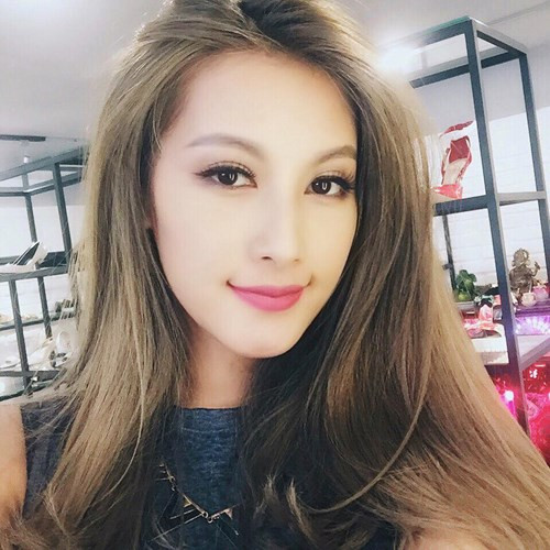 Ngoài làm VJ, Emmy còn tham gia làm diễn viên, đảm nhận các vai phụ trong nhiều phim điện ảnh và MV ca nhạc. Khuôn mặt xinh đẹp gợi liên tưởng đến những hot girl Thái Lan khiến Emmy luôn tạo được một sức hút nhất định với công chúng mỗi khi xuất hiện trên màn ảnh nhỏ.