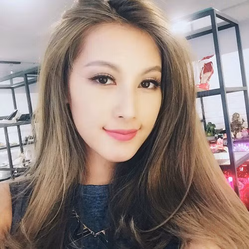 Ngoài làm VJ, Emmy còn tham gia làm diễn viên, đảm nhận các vai phụ trong nhiều phim điện ảnh và MV ca nhạc. Khuôn mặt xinh đẹp gợi liên tưởng đến những hot girl Thái Lan khiến Emmy luôn tạo được một sức hút nhất định với công chúng mỗi khi xuất hiện trên màn ảnh nhỏ.