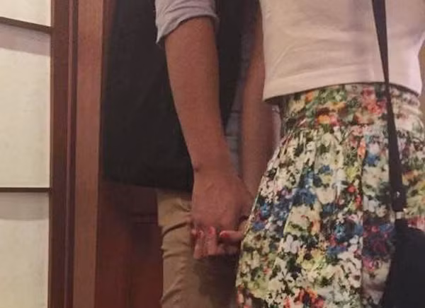 Nhưng cái nắm tay này của Mạc Hồng Quân và Emmy Nguyễn khiến mọi chuyện trở nên rắc rối hơn với cầu thủ Việt kiều này.