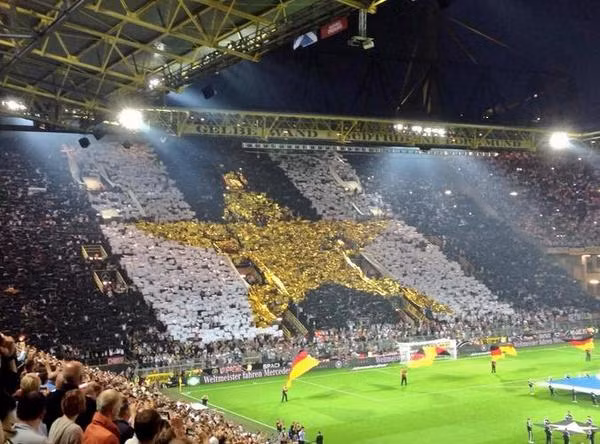 Cũng trên SVĐ Signal Iduna Park nhưng lần này là CĐV của ĐT Đức đã tạo ra một bức tranh xếp hình rất đẹp trên khán đài để ăn mừng chức vô địch World Cup của "cỗ xe tăng" Đức.