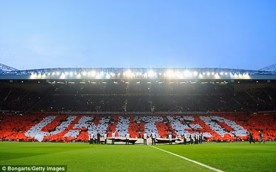Vẫn tại Old Trafford nhưng lần này là trận đấu tại vòng bán kết UEFA Champions League khi Man United đụng độ với Bayern Munich. Để hù dọa tinh thần của đội khách đến từ Đức, các CĐV Man United đã xếp thành hình chữ "United" cực to.