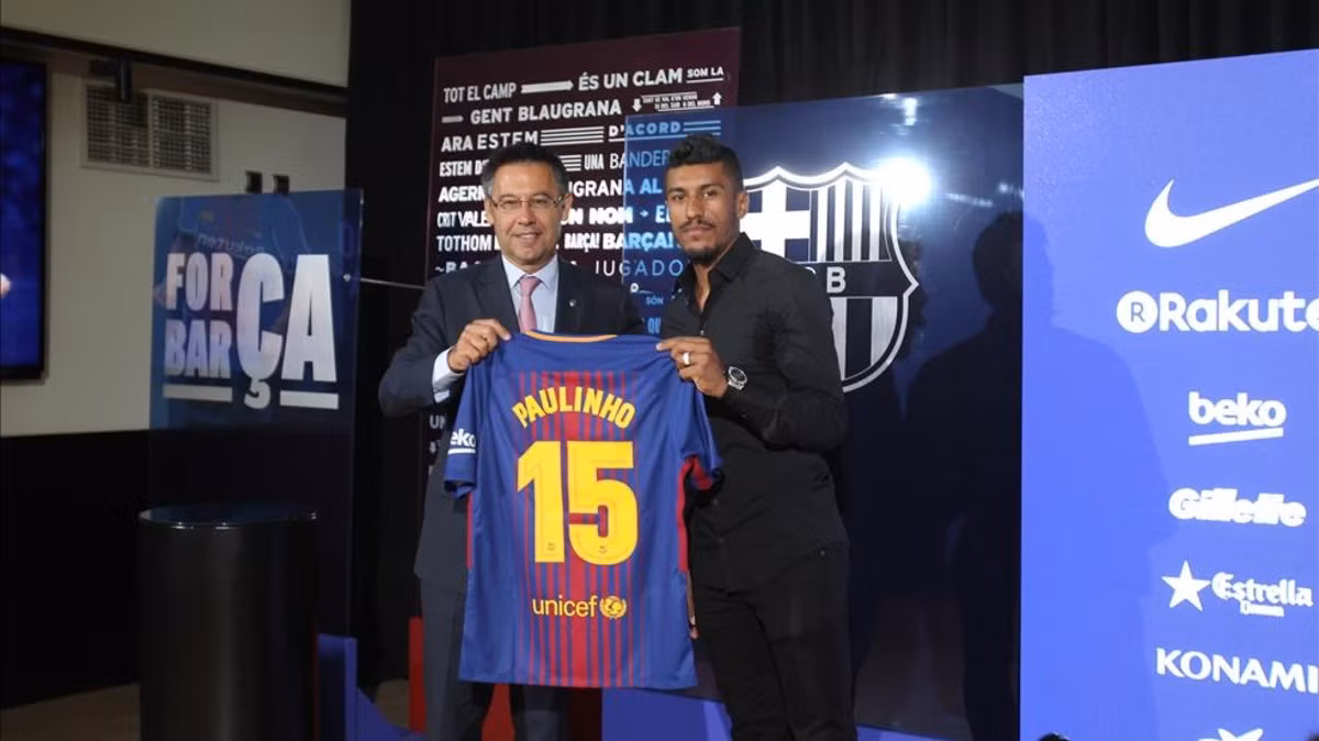 Paulinho ra mắt Barca: Tiền vệ người Brazil vừa vượt qua cuộc kiểm tra y tế với Barca và chính thức ra mắt đội bóng xứ Catalan sau khi kí HĐ có giá 40 triệu euro. Ảnh: Barca FC