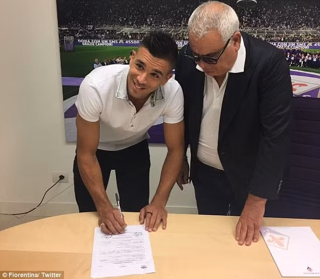 Fiorentina mua con trai Diego Simeone: Fio vừa hoàn tất thủ tục chiêu mộ tiền đạo Giovanni Simeone, cậu con trai 22 tuổi của HLV Diego Simeone, từ CLB Genoa. Ảnh: Goal