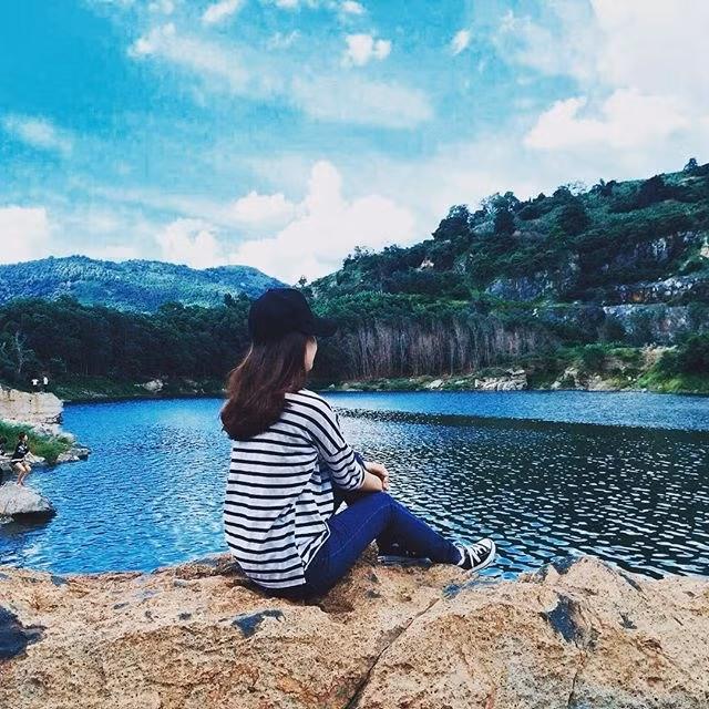 Dưới chân núi là một hồ nước quanh năm trong xanh, mặt hồ yên bình lăn tăn gợn sóng. Những khối đá trắng đủ hình dáng nằm ngay sát cạnh hồ là nơi ngắm cảnh đẹp và chụp hình “so deep” dành cho các tín đồ đam mê “sống ảo”.