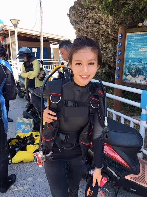 Ngay sau khi xuất hiện, nữ thợ lặn này đã nhanh chóng chiếm được cảm tình từ cộng đồng mạng bằng khuôn mặt ưa nhìn xinh xắn như thiên thần, đôi mắt to tròn, làn da trắng hồng cùng nụ cười tỏa nắng luôn hiện diện trên môi.