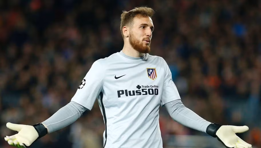 Đứng trong khung gỗ của đội hình tiêu biểu La Liga mùa giải 2015/2016 không ai xứng đáng hơn thủ môn số 1 của Atletico Madrid là Jan Oblak. Thủ thành người Slovenia này đã giữ sạch lưới 22 trận/37 trận đã đấu, chỉ thủng lưới 18 bàn. Đây xứng đáng là người thừa kế hoàn hảo cho Thibaut Courtois trong đoàn quân của Diego Simeone.