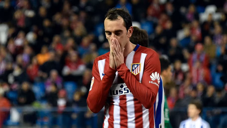 Trước mặt Oblak, Diego Godin là bức tường thành xừng xững trong hệ thống phòng ngự của Atletico Madrid. Với sự chắc chắn của mình, trung vệ người Uruguay đã giúp đội bóng thành Madrid bám đuổi Barcelona quyết liệt trên bảng xếp hạng La Liga, đồng thời đưa đội nhà vào trận chung kết Champions League lần thứ 2 trong chỉ 3 năm qua.