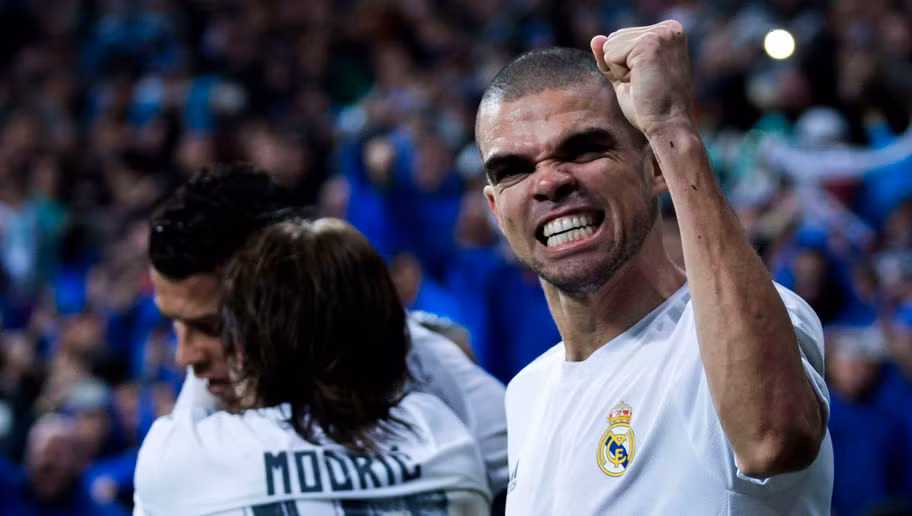 Bất chấp những hoài nghi và ngờ vực của dư luận, đá tảng Pepe vẫn chứng tỏ mình chưa hết thời, thông qua màn trình diễn chất lượng ở trung tâm hàng thủ Kền kền trắng mùa này. Trở thành mắc xích quan trọng trên con đường trở lại đỉnh cao của Real dưới thời tân Huấn luyện viên Zinedine Zidane.