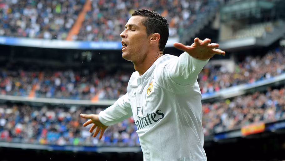 Mùa giải này chứng kiến sự thay đổi vượt bậc của Cristiano Ronaldo, từ tinh thần thi đấu hay cách ứng xử trên sân, lẫn lối chơi từ tận dụng tốc độ chuyển sang chạy chỗ khôn ngoan. Biến mình thành cỗ máy săn bàn hoàn hảo thay vì chỉ là mũi khoan bên hành lang cánh. Trong mắt Guillem Balague, Ronaldo lúc này là sát thủ giỏi kết liễu đối phương nhất thế giới, thậm chí là nhất mọi thời đại. Ảnh: Laliga.com.