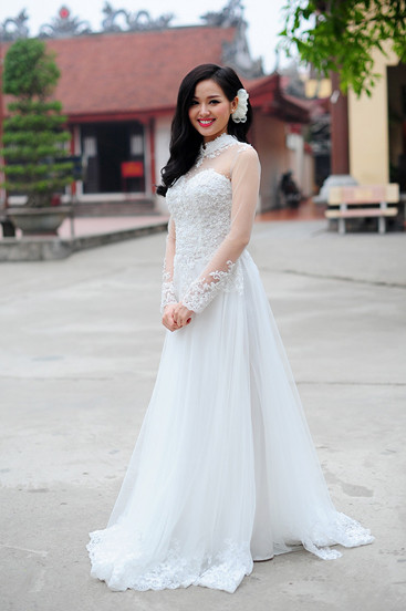 Vẻ đẹp rạng ngời của Tâm Tít trong ngày lên xe hoa. Tại thời điểm đó, Tâm Tít đã có baby được vài tháng nên khuôn mặt và vóc dáng đầy đặn hơn. Cô nàng chọn chiếc váy cưới trắng đính hoa khá cầu kỳ, kiểu tóc gợn sóng cùng nụ cười hạnh phúc luôn thường trực trên môi.